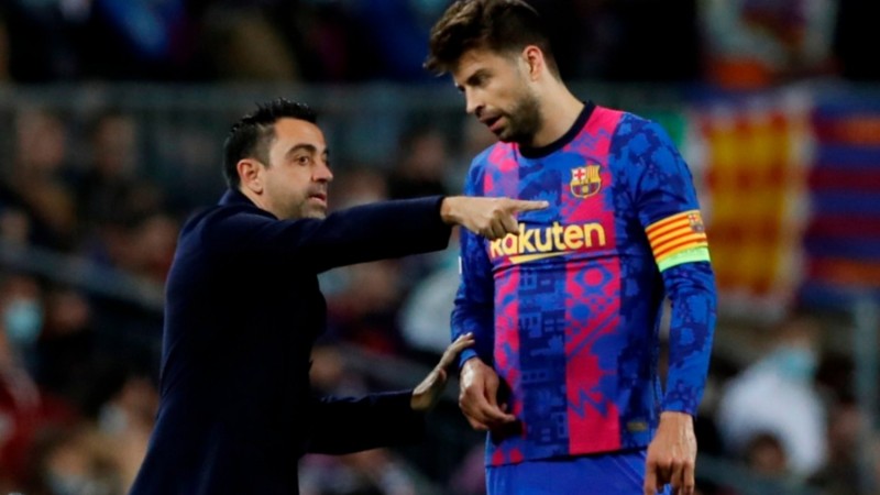 Por su vida alocada, Xavi echa a Piqué del Barcelona